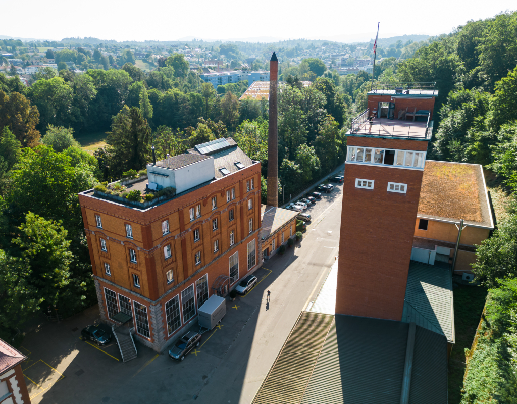 Bild https://stage.zuerioberland.ch/app/uploads/Uster_drohne_brauerei-3-1024x800.jpg