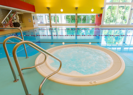 Bild https://stage.zuerioberland.ch/app/uploads/wald_hallenbad_whirlpool-2_448x320.jpg